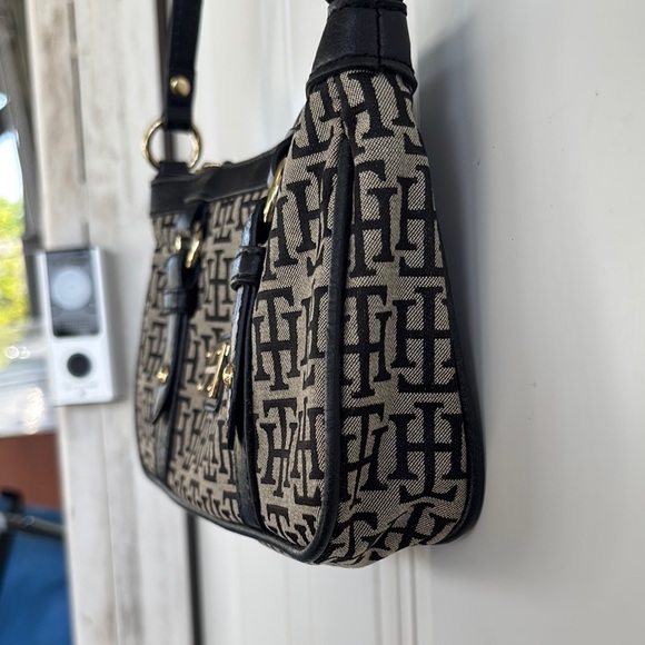 Tommy Hilfiger Black and Cream Shoulder Bag with Elegant Pattern - Picture 7 of 12